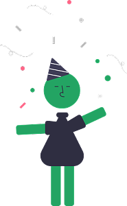 小男孩戴着生日帽在撒满礼炮的房子里开心地庆祝生日